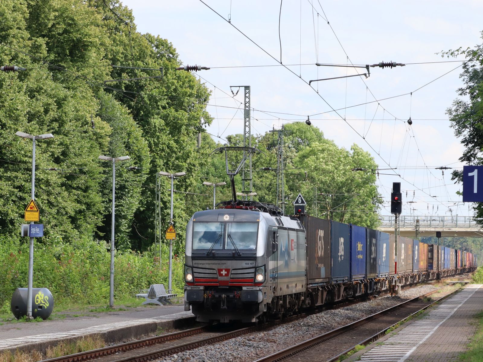 SBB Cargo Lokomotive 193 107-0 (91 80 6193 107-0 D-Rpool) Name  Bodensee  Gleis 2 Bahnhof Empel-Rees, Deutschland 11-07-2024.

SBB Cargo locomotief 193 107-0 (91 80 6193 107-0 D-Rpool) met de naam  Bodensee  spoor 2 station Empel-Rees, Duitsland 11-07-2024.