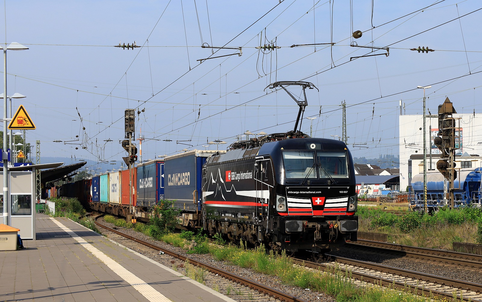 SBB Cargo in schwarz...193 657-4, REV/MMAL/09.05.17, Verl/KG 9/01.05.2024 mit KLV/Containerzug. Neuwied 12.09.2023