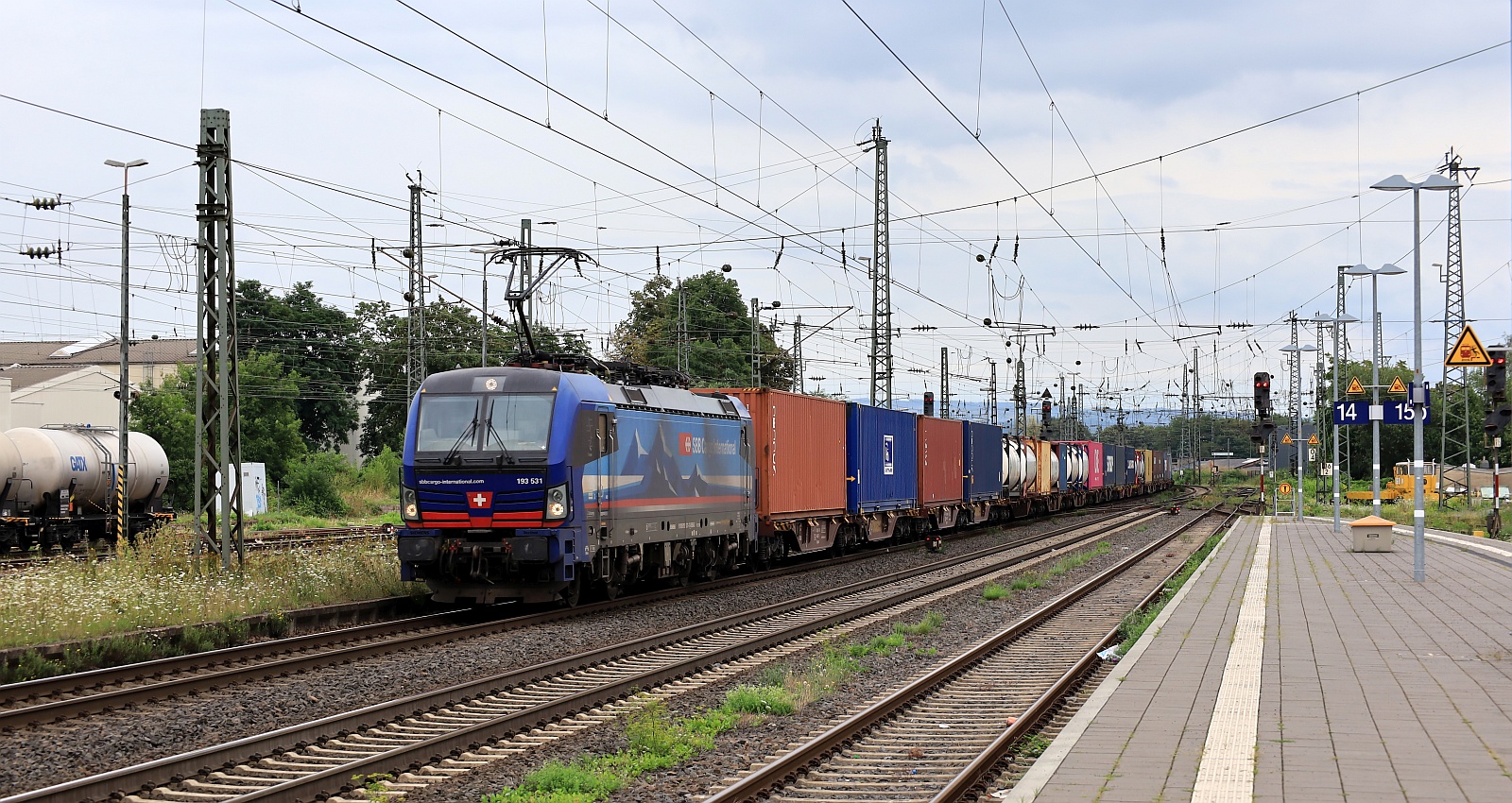 SBBCI 193 531-1 REV/MMAL/04.03.20 mit Containerzug. Neuwied 04.08.2024 