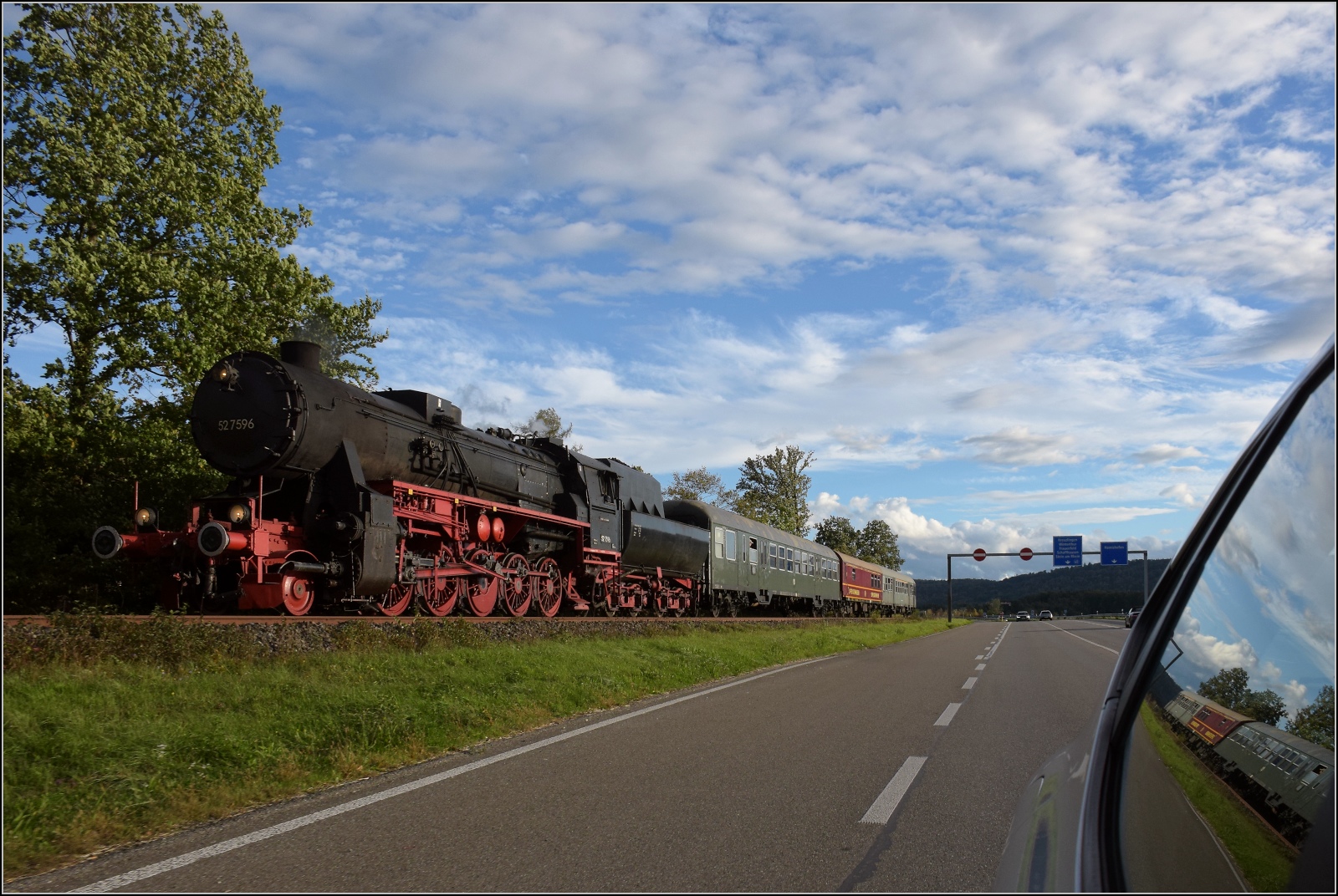 Schienenverkehr am Schienerberg. 

52 7596 mit ihrem EFZ-Sonderzug für die SEHR&RS zwischen Hemishofen und Ramsen auf der letzten Fahrt des Tages. Oktober 2022.