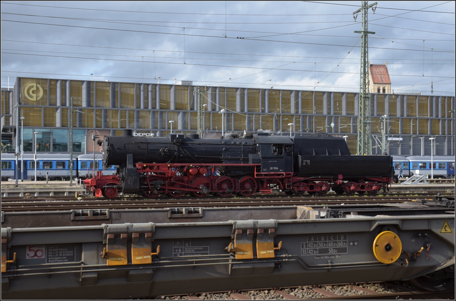 Schienenverkehr unterm Hohentwiel. 

52 7596 umfährt dem EFZ-Sonderzug für die SEHR & RS im Bahnhof Singen. Oktober 2022.