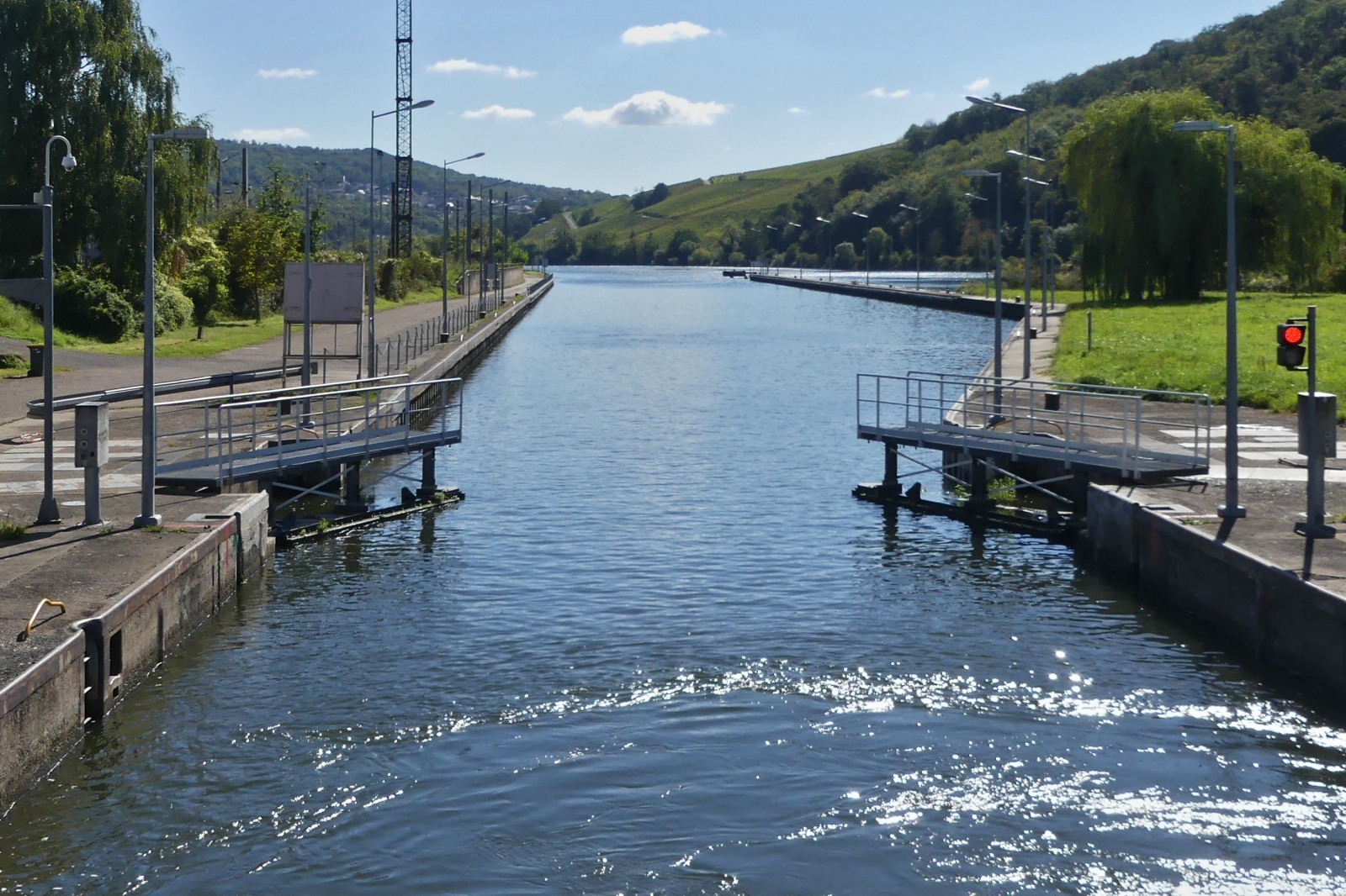 Schiffrundfahrt auf der Mosel, auf der Rckfahrt nach Remich, ist unser Schiff wieder in die Schleusenkammer der Schleuse von Apach eingefahren und die Schleusentore werden geschlossen. 09.2023