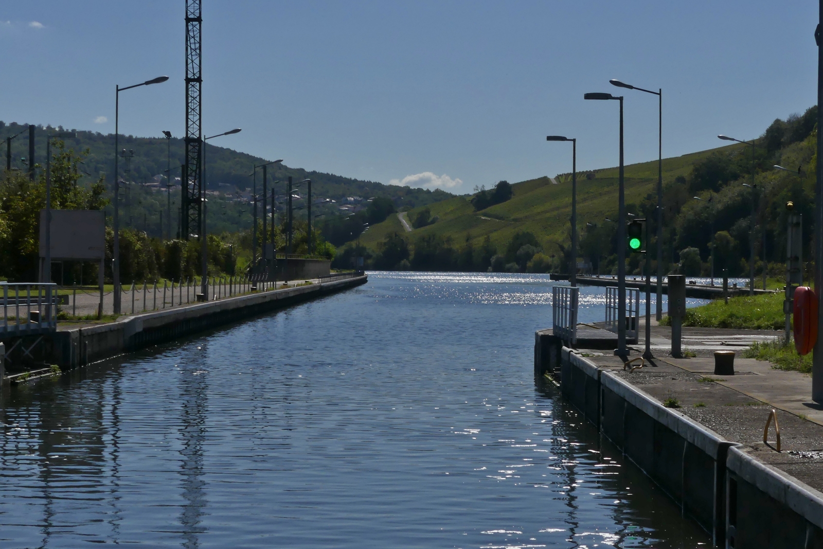 Schiffrundfahrt auf der Mosel, Nach der Einfahrt in die Schleuse von Apach und dem Auffllen der Scheusenkammer wurden die Schleusentore geffnet und unser Schiff kann die Reise auf der Mosel in Richtung Sierck – les - Bains fortsetzen. 09.2023