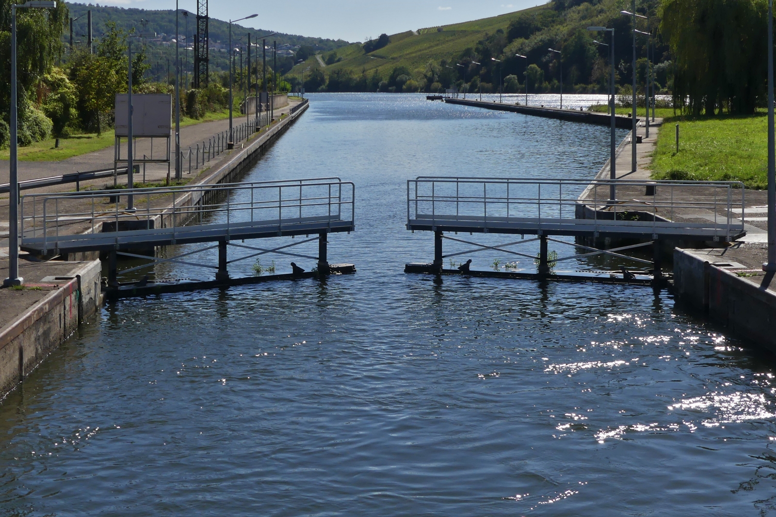 Schiffrundfahrt auf der Mosel, Schlievorgang der Schleusentore. 09.2023