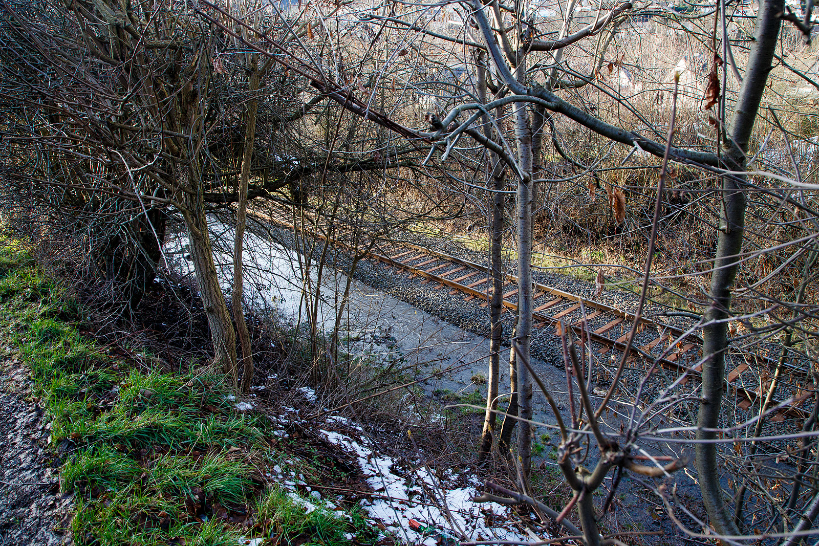 Schlimmer geht immer.....
Totalsperrung der Hellertalbahn (KBS 462 / Strecke 2651)
Nun ist Herdorf Bahntechnisch zur Insel geworden. 
Es gibt seit dem 10.03.23 eine Gleisunterspülung auf der Strecke 2651 bei km 91,0, so ist vorerst auch kein Güterverkehr von Haiger nach Herdorf möglich. Da die Strecke Betzdorf – Herdorf, bereits wegen dem Felsstutz  am 23.12.2022, seitdem gesperrt ist Herdorf nun Bahntechnisch ganz abgeschnitten. 

Eigentlich hatte ich am Mittag (11.03.2023) gedacht das Wasser fließt nun einfach ab. Aber leider war es am Nachmittag noch nicht so, der Wasserstand ist leider nur etwas gesunken. Hier sieht man einen breiten Bach neben dem Gleis.
