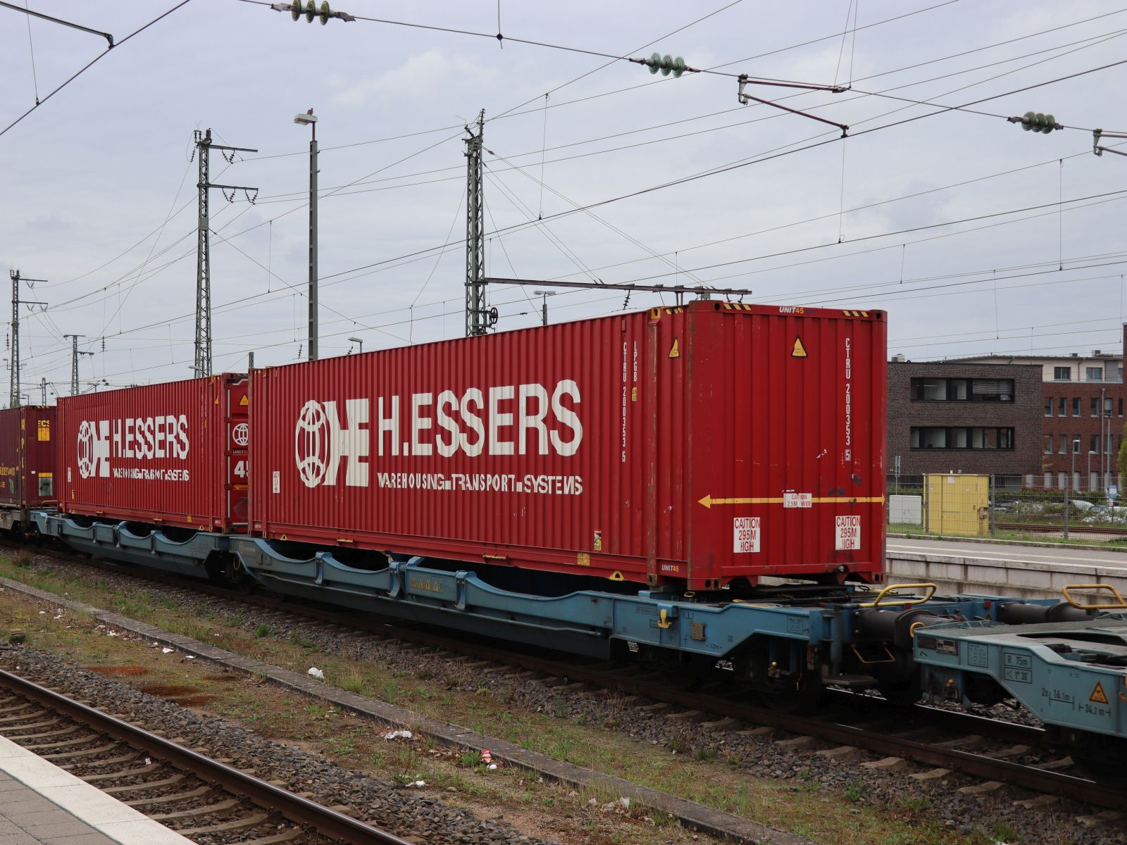 Sdggmrss Eurowagen Gelenk-Taschenwagen aus Holland mit Nummer 37 TEN 84 NL-EUWAG 4956 160-4 Bahnhof Rheine, Deutschland 17-04-2025.



Sdggmrss gelede buideldraagwagen voor vervoer van opleggers en containers van Eurowagen uit Nederland met nummer 37 TEN 84 NL-EUWAG 4956 160-4 station Rheine, Duitsland 17-04-2025.