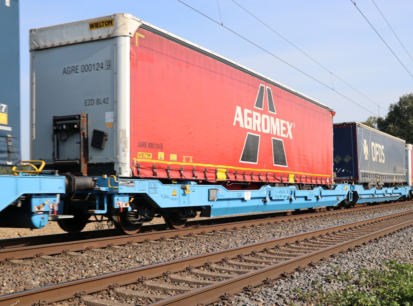 Sdggnrss Eurowagen Gelenk-Taschenwagen aus Holland mit Nummer 37 TEN 84 NL-EUWAG 4956 230-5 bei Bahnbergang Wasserstrasse, Hamminkeln, Deutschland 19-09-2024.

Sdggnrss van Eurowagen uit Nederland gelede buidelwagen met nummer 37 TEN 84 NL-EUWAG 4956 230-5 Wasserstrasse, Hamminkeln, Duitsland 19-09-2024.