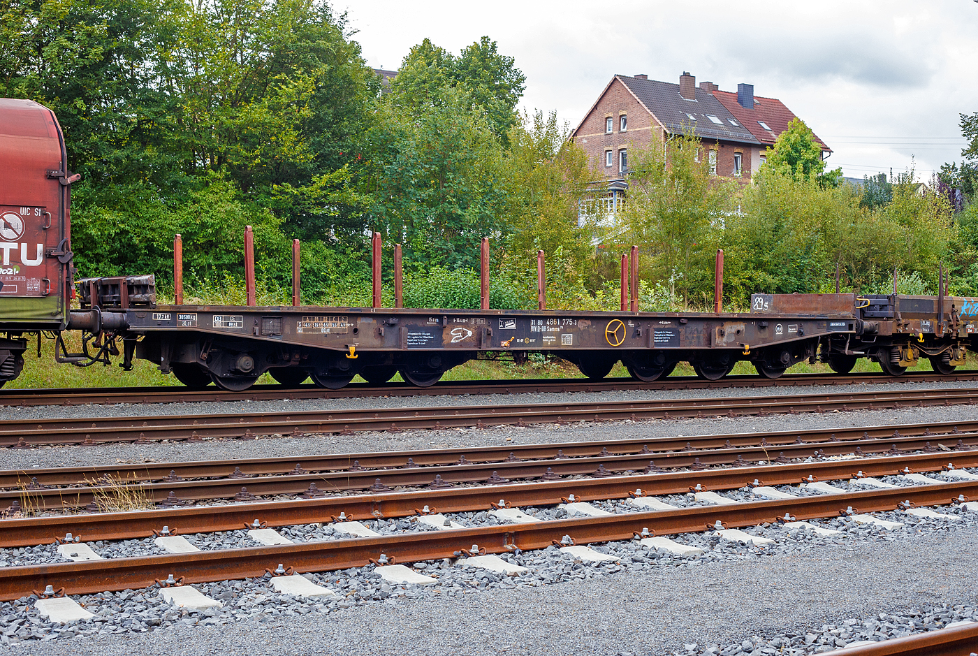 Sechsachsiger Drehgestell-Flachwagen mit Einsteck-Rungen, Stirnwandklappen und klappbaren Ladeschwellen, jedoch ohne Seitenwandklappen, 31 80 4861 775-3 D-DB, der Gattung Samms 710, der DB Cargo AG, abgestellt am 10 September 2024 im Zugverband, auf dem KSW Rbf in Herdorf (Betriebsstätte Freien Grunder Eisenbahn - NE 447). Aufnahme vom öffentlichen Geh- und Radweg.

Zwischen 1964 und 1977 beschafft die DB insgesamt 3.850 Drehgestell-Flachwagen für die Beförderung schwerer Walzprofile, Brammen, oder anderer sperriger Güter, sowie schwerer Kettenfahrzeuge.

Der Wagen hat pro Längsseite sechs Einsteckrungen und je zwei Fallrungen an den Stirnseiten, die die 435 mm hohen, umklappbaren Stirnwandklappen sichern. Im mit Kiefernbohlen bedeckten Fußboden (er kann einen Raddruck bis 5,0 Tonnen aufnehmen) sind sechs geteilte, klappbare Ladeschwellen integriert. Für die Be- und Entladung schwerer Fahrzeuge sind an den Wagenenden Stützböcke und Überfahrkonsolen vorhanden. Der Wagen dient mit aufgeklappten Ladeschwellen zur Beförderung von schweren Walzprofilen und anderen sperrigen Gütern. Die max. Tragfähigkeit der Wagen beträgt 89,5 t.

Die Wagenbrücke ist eine in Rahmenbauweise ausgeführte Schweißkonstruktion, deren Hauptbauteile aus St 52 bestehen. Die Hauptbelastungen werden von den äußeren Langträgern aus IP 550 aufgenommen. Die Pufferträger sind so ausgebildet, dass später ohne große Änderungen die AK eingebaut werden kann.

Die bodenbedienbare Feststellbremse wirkt nur auf ein Drehgestell. Der Wagen hat eine geteilte Zugeinrichtung und Hochleistungspuffer.

TECHNISCHE DATEN:
Gattung: Samms 710 (Gattungskennzahl 4861)
Spurweite: 1.435 mm (Normalspur)
Länge über Puffer: 16.400 mm
Drehzapfenabstand: 8.400 mm
Radsatzstand in den Drehgestellen: 2 x 1.700 mm = 3.400 mm
Raddurchmesser: 920 mm (neu)
Drehgestell-Bauart: DB Bauart 710 (nach Zeichnung 17 026 LHB)
Ladelänge: 15.000 mm
Ladebreite: 2.560 mm
Fußbodenhöhe über SO: 1.300 mm
Ladefläche: 45,7 m²
Eigengewicht: 30.500 kg
Zuladung bei Lastgrenze S: 74,5 t (ab Streckenklasse D), DB CE 89,5 t 
Max. Geschwindigkeit: 100 km/h (beladen) / 120 km/h (leer) 
Kleinster Gleisbogenhalbmesser: R 80 m
Bauart der Bremse: KE-GP (LL)
Bremssohle: IB116
Handbremse: Fbr
Intern. Verwendungsfähigkeit: RIV

Bedeutung der Gattungsbezeichnung (Samms) :
S = Flachwagen mit Drehgestellen in Sonderbauart
a = mit sechs Radsätzen (2 Drehgestelle mit je 3 Radsätzen)
mm = Ladelänge unter 18 m (bei sechs o. mehr Radsätzen)
s = beladen zugelassen für Züge bis 100 km/h
