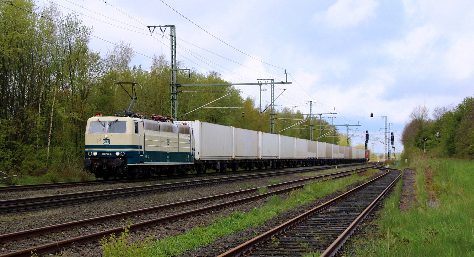 SEL 181 211-4 mit dm üblichen Containerzug auf dem Weg nachn Neumünster. Jübek 26.04.2024