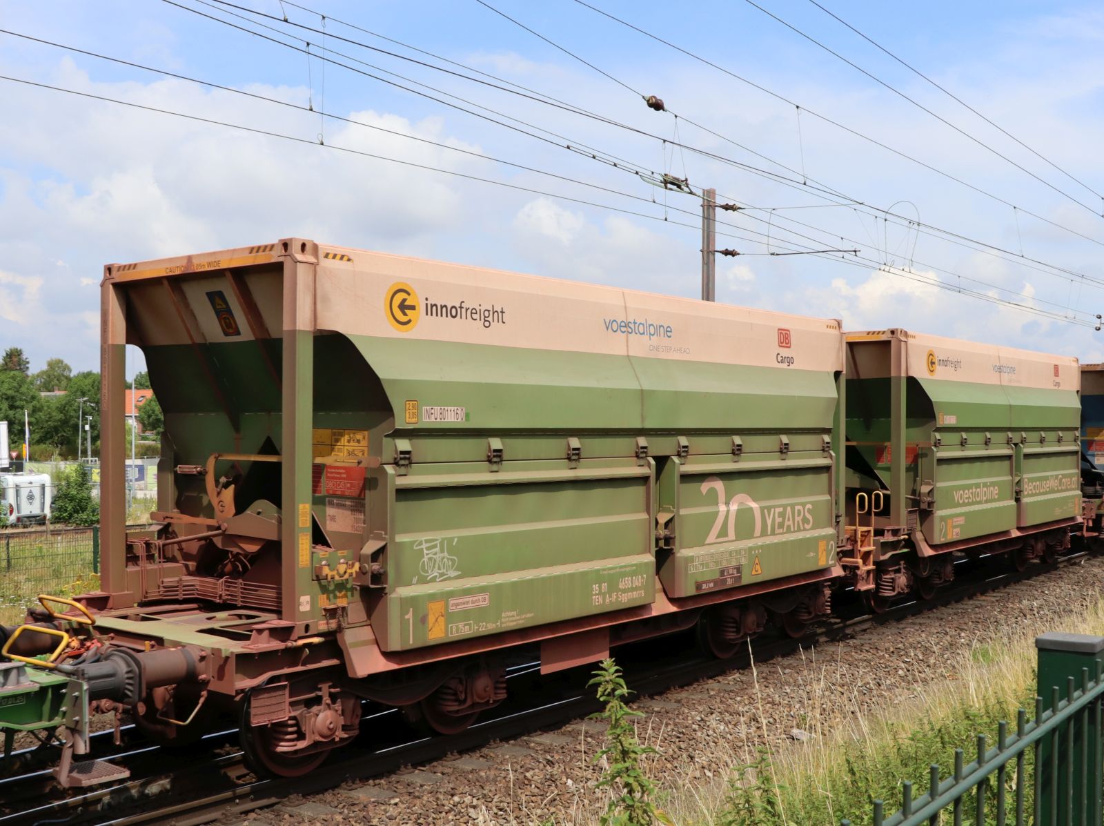 Sggmmrrs Gelenkwagen mit dem innofreight System RockTainer und nummer 35 TEN 81 A-IF 4658 048-7 Vierpaardjes, Venlo, Niederlande 24-07-2025.

Sggmmrrs platte wageneenheid uit Oostenrijk met Innofreight zelflosser containers en nummer 35 TEN 81 A-IF 4658 048-7 Vierpaardjes, Venlo, NL 24-07-2025.