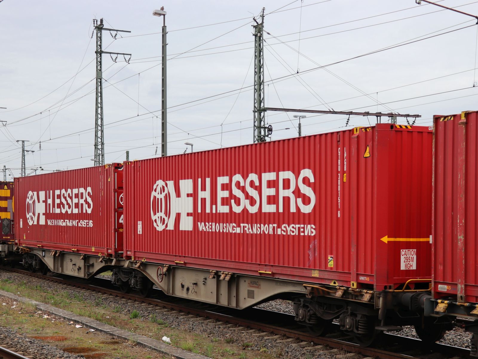 Sggmrss Hupac Gelenk-Containertragwagen aus der Schweiz mit Nummer 33 TEN 85 CH-HUPAC 4961 322-6 Bahnhof Rheine, Deutschland 17-04-2025.



Sggmrss gelede containerdraagwagen van HUPAC uit Zwitserland met nummer 33 TEN 85 CH-HUPAC 4961 322-6 station Rheine, Duitsland 17-04-2025.