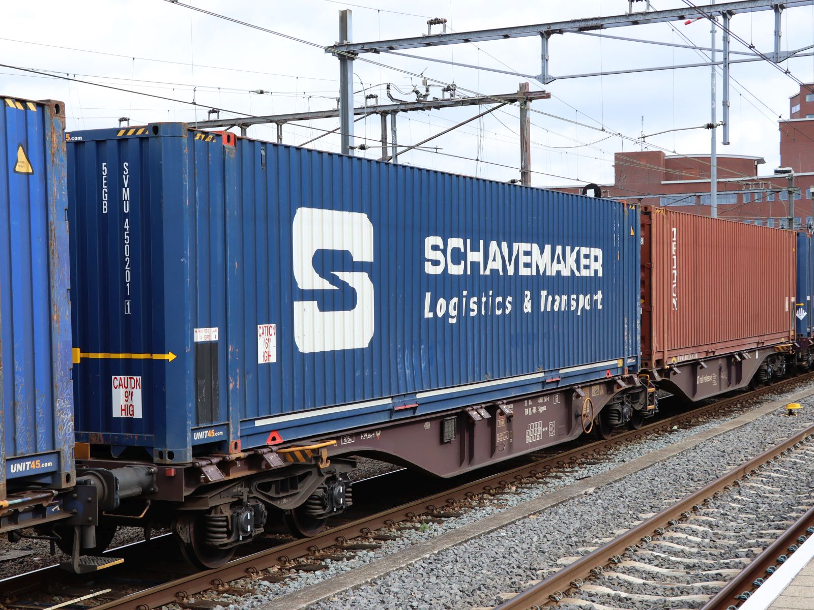 Sggmrss Railrelease Gelenk-Containertragwagen aus Holland mit Nummer 37 TEN 84 NL-RRL 4961 241-5 Gleis 8 Bahnhof Amersfoort, Niederlande 12-03-2026.

Sggmrss gelede containerdraagwagen uit Nederland van Railrelease met nummer 37 TEN 84 NL-RRL 4961 241-5 spoor 8 station Amersfoort centraal 12-03-2026.



