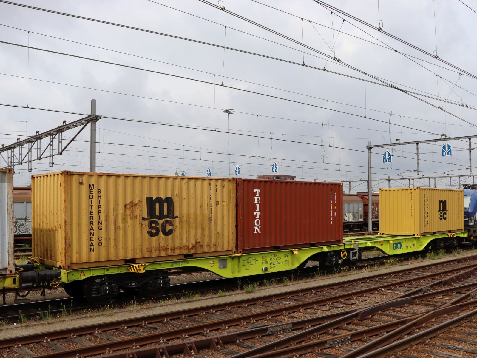 Sggrs GATX Gelenk-Containertragwagen mit Nummer 35 TEN 80 D-GATXD 4950 004-6 Gleis 7 Bahnhof Venlo, Niederlande 24-07-2025.


Sggrs gelede containerdraagwagen uit Duitsland van GATX met nummer 35 TEN 80 D-GATXD 4950 004-6 spoor 7 station Venlo 24-07-2025.