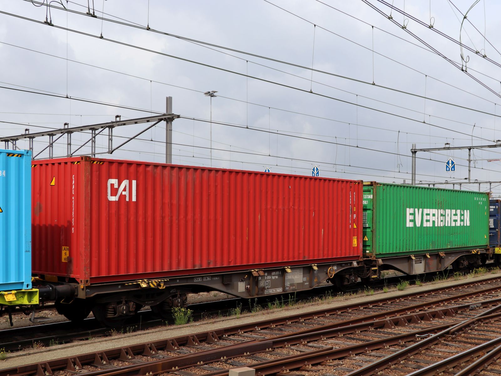 Sggrss ERSA Gelenk-Containertragwagen aus Deutschland mit Nummer 37 TEN 80 D-ERSA 4975 377-5 Bahnhof Venlo, Niederlande 24-07-2025.

Sggrss gelede containerdraagwagen uit Duitsland van ERSA met nummer 37 TEN 80 D-ERSA 4975 377-5 station Venlo, Nederland 24-07-2025.