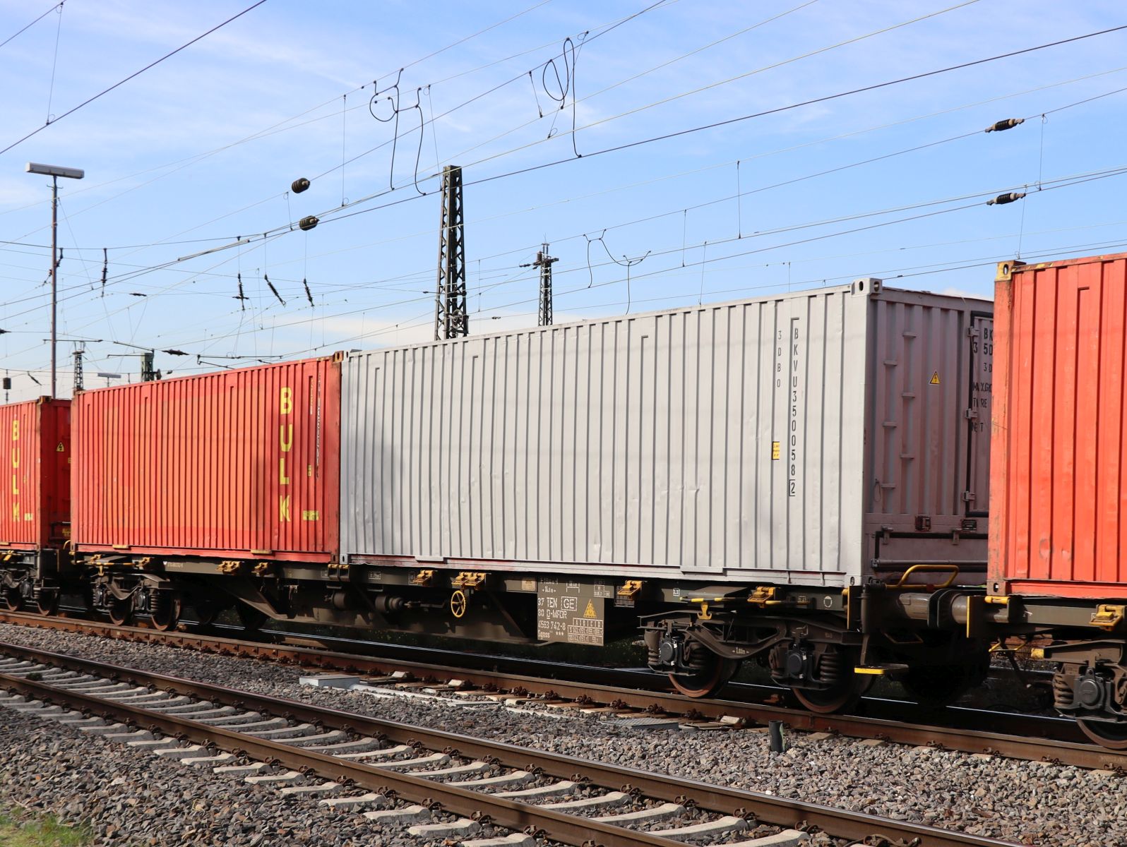 Sgnss MFD Rail Drehgestell-Containertragwagen mit Nummer 37 TEN 80 D-MFDR 4563 742-8 Gterbahnhof Oberhausen West 18-10-2024.

Sgnss vierassige containerdraagwagen van MFD Rail met nuummer 37 TEN 80 D-MFDR 4563 742-8 goederenstation Oberhausen West 18-10-2024.