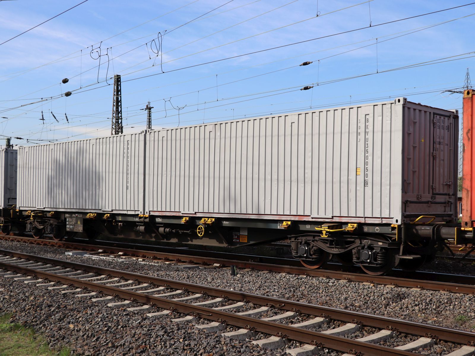 Sgnss MFD Rail Drehgestell-Containertragwagen mit Nummer 37 TEN 80 D-MFDR 4565 548-7 Gterbahnhof Oberhausen West 18-10-2024.

Sgnss vierassige containerdraagwagen uit Duitsland van MFD Rail met nummer 37 TEN 80 D-MFDR 4565 548-7 goederenstation Oberhausen West 18-10-2024.