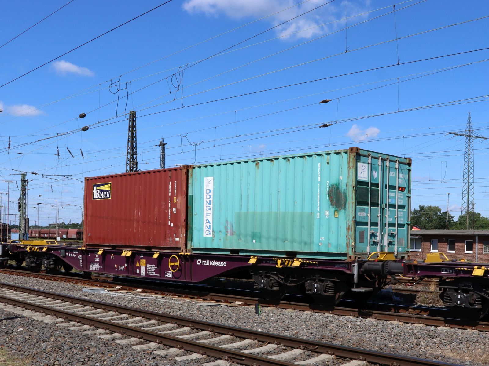 
Sgnss Rail Release Drehgestell-Containertragwagen aus Holland mit Nummer37 TEN 84 NL-RRL 4524 041-9 Gterbahnhof Oberhausen West, Deutschland 11-07-2024.


Sgnss vierassige containerdraagwagen uit Nederland van Rail Release met nummer 37 TEN 84 NL-RRL 4524 041-9 goederenstation Oberhausen West Duitsland 11-07-2024.
