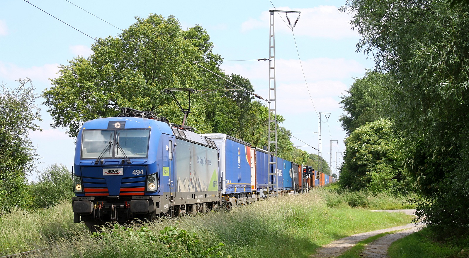 SIEAG/bls cargo/HUPAC 193 494-2, REV/MMAL/03.07.18, mit Containerzug passiert den Bü Peelsheide bei Boisheim am 08.06.2024 