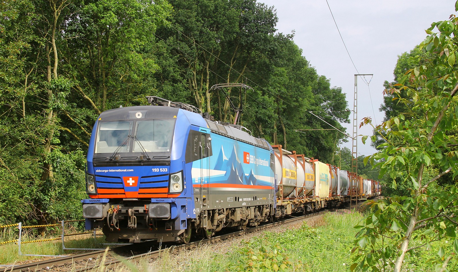 SIEAG/SBB Cargo 193 533-7 mit Containerzug Bü bei Kaldenkirchen 06.06.2024