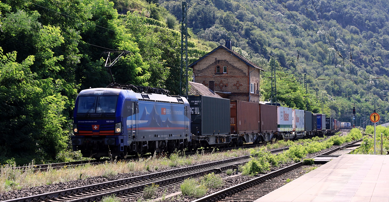 SIEAG/SBBCI 193 534-5 REV/MMAL/25.03.20 mit Container/KLV Zug. Kaub 08.08.2024