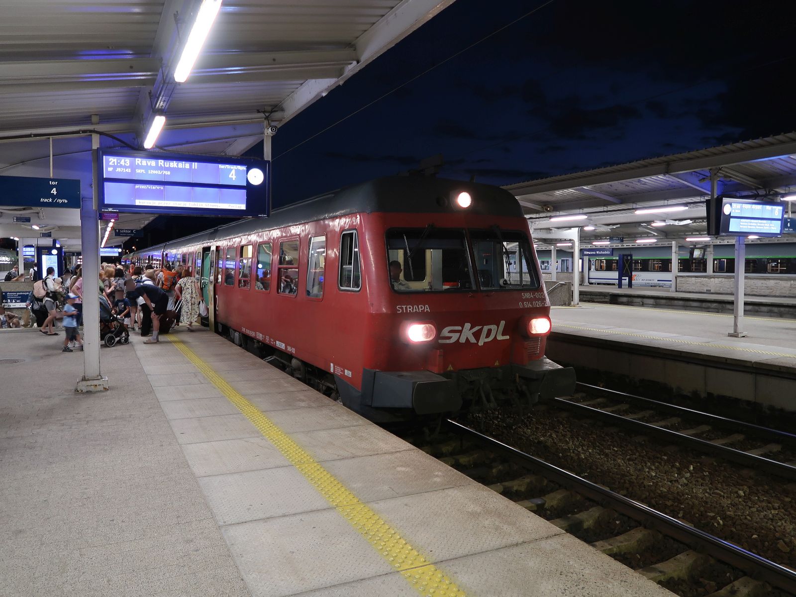 SKPL (Stowarzyszenie Kolejowych Przewozw Lokalnych) Dieseltriebzug SN84-002 (95 80 0614 026-2 D-SKPL) ex-DB 614 025/026 Baujahr 1974. Zug 768 von Warszawa Wschodnia nach Rava Ruska in Ukraine. Gleis 4 Bahnhof Warszawa Wschodnia, Polen 03-08-2024.

SKPL (Stowarzyszenie Kolejowych Przewozw Lokalnych) dieseltreinstel SN84-002 (95 80 0614 026-2 D-SKPL) ex-DB 614 025/026 bouwjaar 1974.  Trein 768 van Warszawa Wschodnia naar Rava Ruska in Oekrane. Spoor 4 station Warszawa Wschodnia, Polen 03-08-2024.