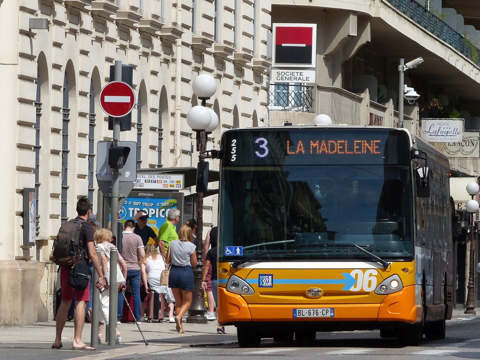 ST2N Socit nouvelle des transports de l'agglomration Nioise Lignes d Azur Bus 255 HeuliezBus GX327 Baujahr 2006.  Rue de l'Htel des Postes, Nice 02-09-2018.

ST2N Socit nouvelle des transports de l'agglomration Nioise Lignes d Azur bus 255 HeuliezBus GX327 bouwjaar 2006.  Rue de l'Htel des Postes, Nice 02-09-2018.