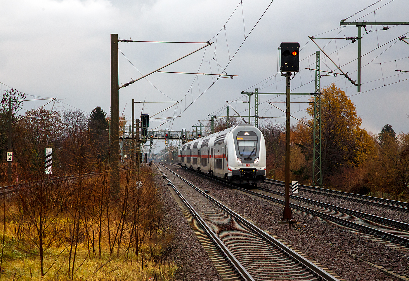 Steuerwagen voraus fährt am 07.12.2022 ein IC 2 (Doppelstock-IC) der DB Fernverkehr AG durch Dresden-Strehlen in Richtung Dresden Hbf. Schublok war die146 571-5. Der Zug befährt hier die „Elbtalbahn“ (Bahnstrecke Děčín–Dresden-Neustadt – KBS 247).