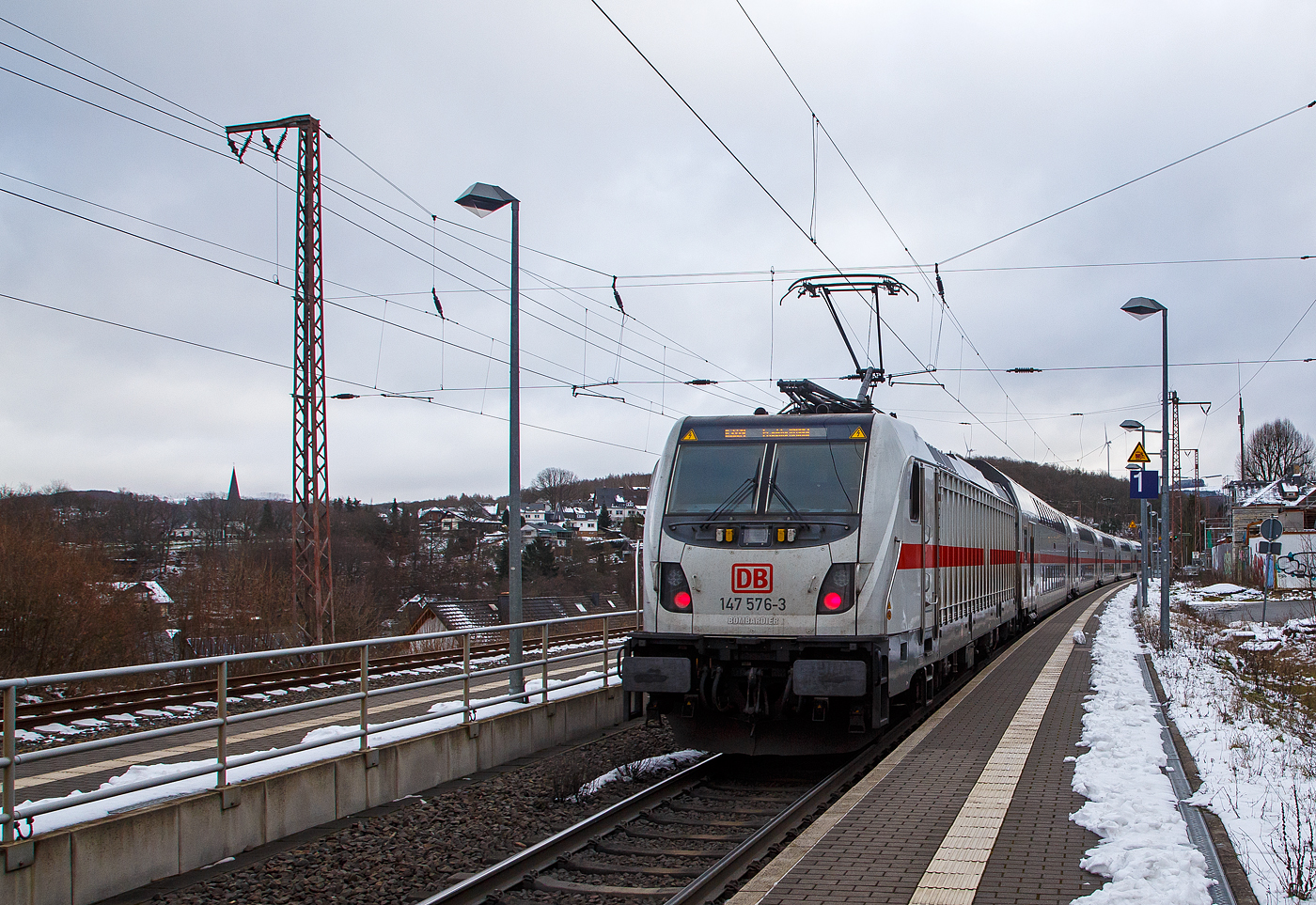 Steuerwagen voraus fährt der IC2 (Garnitur IC 4903) am 27.01.2023 als IC 2229 (Dortmund -  Siegen - Frankfurt/Main) durch Rudersdorf (Kr. Siegen) in Richtung Frankfurt.  Schublok war die 147 576 (91 80 6147 576-3 D-DB – IC 4903) der DB Fernverkehr AG. 

Seit Dezember 2021 ist die Bundesautobahn A 45 nördlich von Lüdenscheid in beiden Fahrtrichtungen aufgrund von massiven Brückenschäden dauerhaft gesperrt. Durch den gesperrten Autobahn-Abschnitt kommt es zu erheblichen verkehrlichen Einschränkungen, insbesondere auf der Achse Dortmund – Hagen – Siegen.

Um den Verkehr etwas zu entzerren und einen Beitrag zur Entlastung der Straßen zu leisten, werden seit September 2022 auch Nahverkehrsfahrkarten in Zügen der Intercity-Linie 34 (Frankfurt M. – Siegen – Dortmund – Münster), zwischen Dillenburg und Dortmund anerkannt, zuvor galt dies nur im Abschnitt Dillenburg – Letmathe.