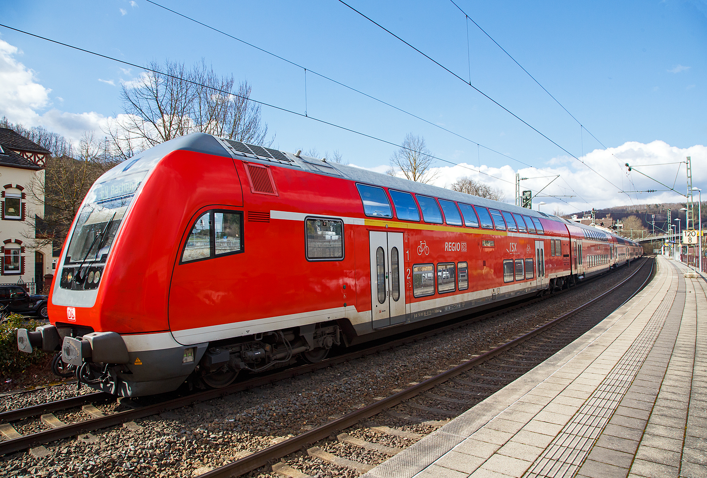 Steuerwagen voraus verlässt der RE 9 rsx - Rhein-Sieg-Express (Siegen – Köln – Aachen) am 19.03.2021 den Bahnhof Kirchen (Sieg) in Richtung Betzdorf.

Vorne der klimatisierte 1./2. Klasse Doppelstock-Steuerwagen (DoSto-Steuerwagen) ist der D-DB 50 80 86-81 119-9 der Gattung DABpbzfa 767.3, vom rsx - „Rhein-Sieg-Express“ der DB Regio NRW der DB Regio NRW. Dieser wurde 2010 von Bombardier im Werk Görlitz gebaut für den „Rhein-Sieg-Express“ der DB Regio NRW. Von der Bauart 767.3 gibt es auch nur 2 Stück diesen und den 118-1 beide sind beim Rhein-Sieg-Express (RE 9) im Einsatz.

TECHNISCHE DATEN:
Hersteller: Bombardier Werk Görlitz, ex Deutsche Waggonbau AG (DWA)
Spurweite: 1.435 mm
Länge über Puffer: 27.270 mm
Wagenkastenlänge: 26.660 mm
Wagenkastenbreite: 2.784 mm
Höhe über Schienenoberkante: 4.631 mm
Drehzapfenabstand: 20.000 mm
Achsstand im Drehgestell: 2.500 mm
Drehgestellbauart: Görlitz VIII
Leergewicht: 53 t
Höchstgeschwindigkeit: 160 km/h
Bremsbauart: KE-PR-A-Mg-mZ (D)
Sitzplätze: 38 (1.Klasse) / 41 (2. Klasse)
Toiletten: 1, behindertengerecht, geschlossenes System
Bemerkungen: 2 Mehrzweckabteil, 1 Dienstraum, uneingeschränkt dieselloktauglich

Schublok war die 146 006-2 (91 80 6146 006-2 D-DB) der DB Regio NRW.