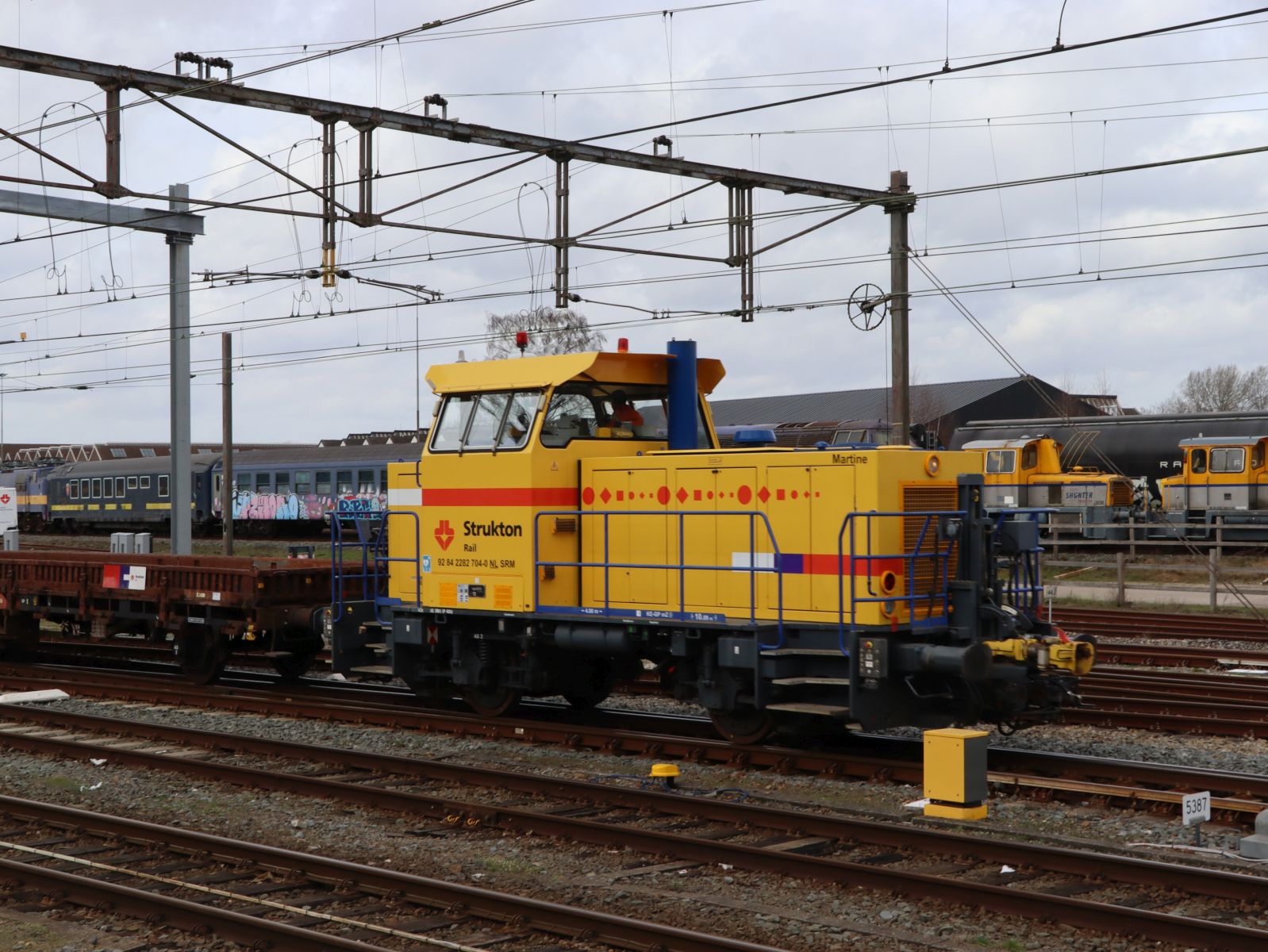 Strukton Rail Vossloh G 400 B Diesellokomotive 704 (UIC nummer 92 84 2282 704-0 NL-SRM ) mit dem Name  Martine  Gleis 8 Bahnhof Amersfoort 12-03-2026.

Strukton Rail Vossloh G 400 B diesellocomotief 704 (UIC nummer 92 84 2282 704-0 NL-SRM ) met de naam  Martine  spoor 8 station Amersfoort 12-03-2026.