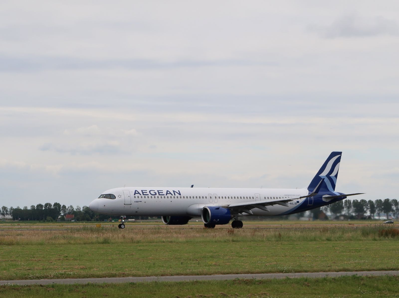 SX-NAL Aegean Airlines Airbus A321-271NX Erstflug dieses Flugzeugs war am 15-09-2022. Flughafen Amsterdam Schiphol, Niederlande. Vijfhuizen 30-06-2024.



SX-NAL Aegean Airlines Airbus A321-271NX eerste vlucht van dit vliegtuig was op 15-09-2022. Polderbaan luchthaven Schiphol. Vijfhuizen 30-06-2024.