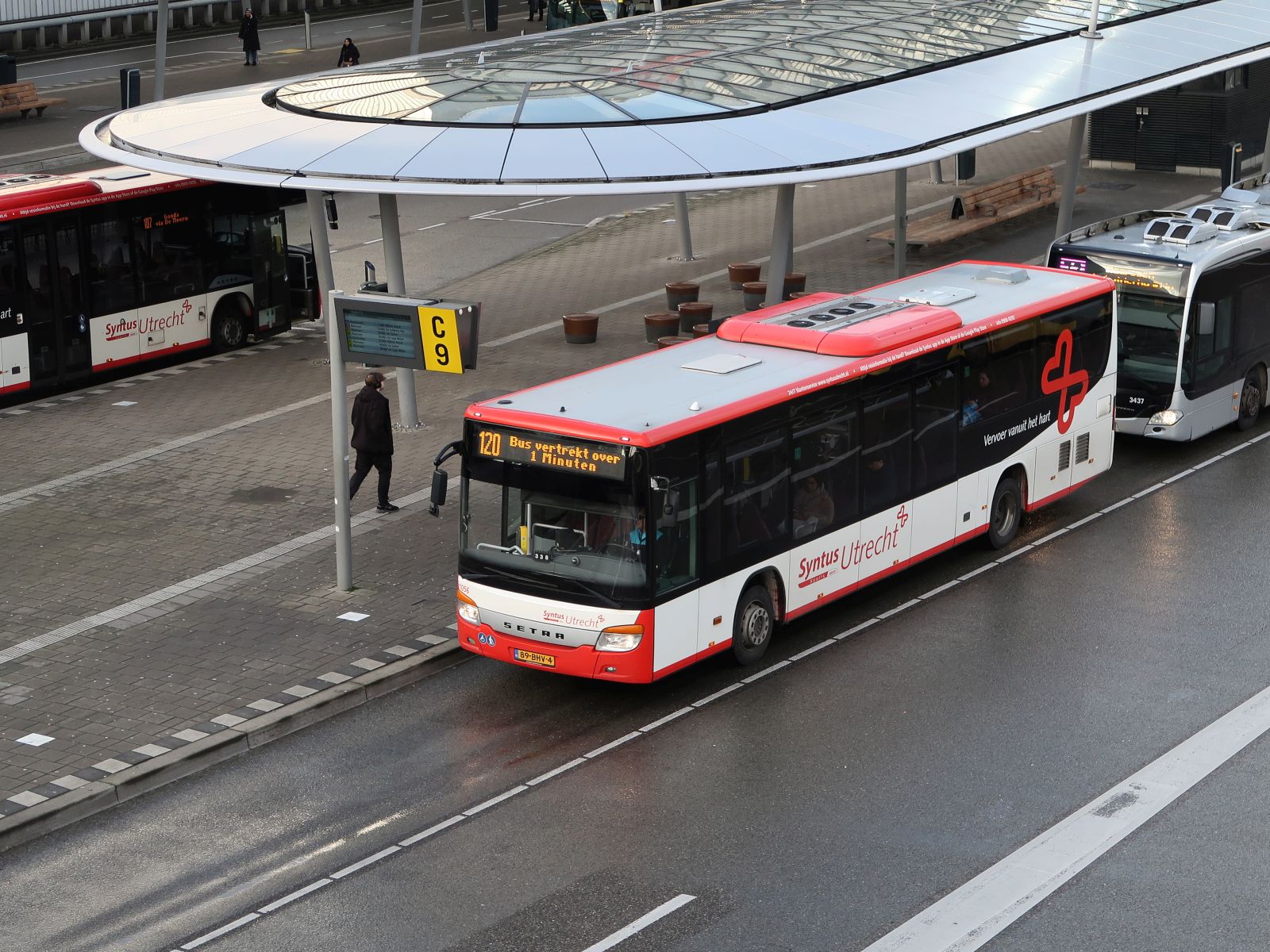 Syntus Bus 1056 Setra S 415 LE Business Baujahr 2016. Utrecht Centraal Station 23-12-2024.


Syntus bus 1056 Setra S 415 LE Business bouwjaar 2016. Busstation Utrecht CS 23-12-2024.