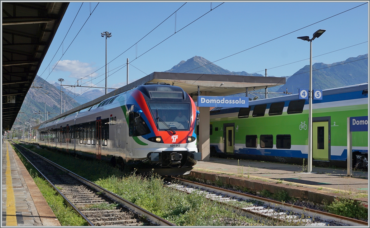 TILO Flirts RABe 524 gehören seit einigen Jahren auf Treniatlia- oder Trenordstrecken alltäglichen Betriebsgeschehen. Aber ein TILO Flirt im Piemont, genauer gesagt in Domodossola, ist dann doch eine Seltenheit. Der SBB TILO RABe 524 102 (UIC 94 85 0 524 012-7 CH-FFS) rollt mit gesenktem Stromabnehme in den Gleichstromteil des Bahnhofs von Domodossola. Allem Anschein nach ist der Triebwagenzug auf Probefahrt. 

22. August 2025