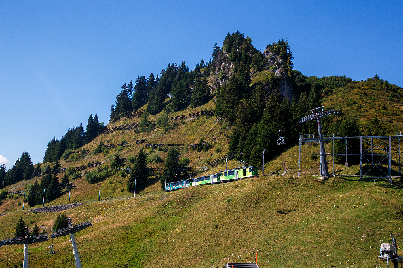 TPC 125 Jahre BVB! (Les TPC célèbrent les 125 ans du BVB!):
Der tpc BVB BDeh 4/4 – 81 „Gryon“ ein elektrischer Personentriebwagen mit Gepäckabteil für den gemischtem Adhäsions- und Zahnradbetrieb der Bex–Villars–Bretaye-Bahn, fährt am 10 September 2023 vom Bergbahnhof Col-de-Bretaye (1.808 m ü. M.) nun wieder hinab nach Villars-sur-Ollon. Vor dem Triebwagen sind die beiden Steuerwagen tpc BVB Bt 61(ex BVB B 53) und der Steuerwagen tpc BVB Bt 63.

Gut sieht am das hier die OL-Masten, wohl mit Bedacht, an der Bergseite stehen.