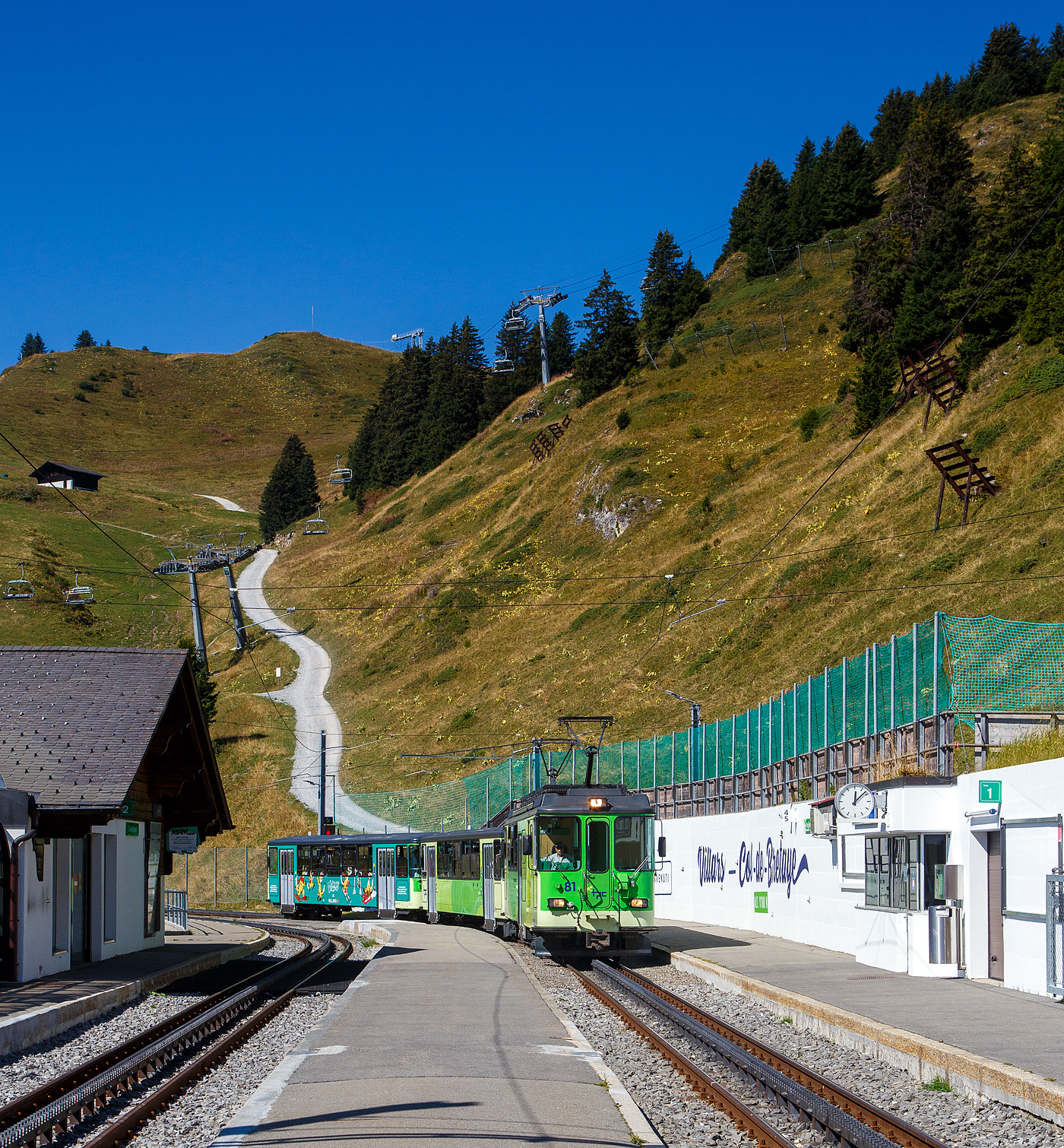 TPC 125 Jahre BVB! (Les TPC clbrent les 125 ans du BVB!):
Der tpc BVB BDeh 4/4 – 81 „Gryon“ ein elektrischer Personentriebwagen mit Gepckabteil fr den gemischtem Adhsions- und Zahnradbetrieb der Bex–Villars–Bretaye-Bahn, erreicht mit dem Pendelzug am 10 September 2023 den Bergbahnhof Col-de-Bretaye (1.808 m . M.). Hinter den Triebwagen sind die beiden Steuerwagen tpc BVB Bt 61(ex BVB B 53) und der Steuerwagen tpc BVB Bt 63.