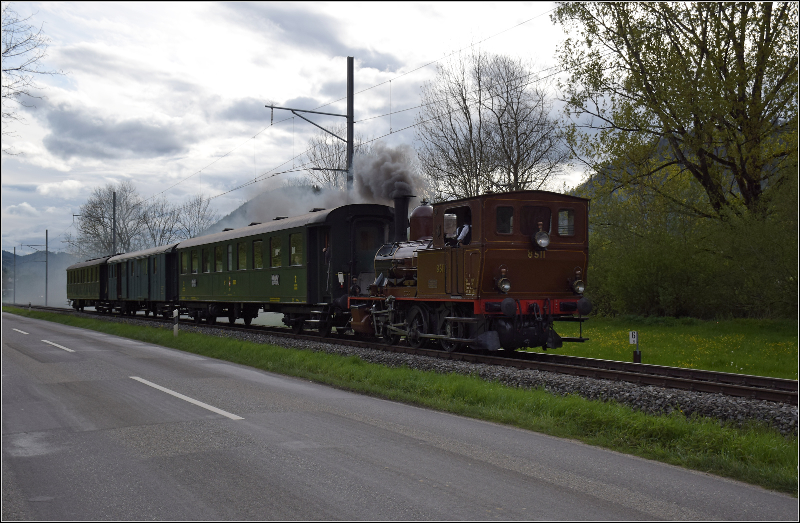 Train du Terroir.

E 3/3 5811 bei Môtiers. Mai 2024.