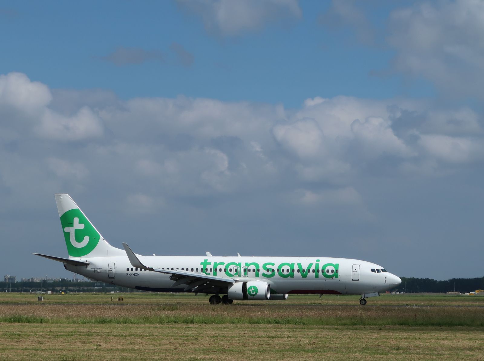 Transavia PH-HXN Boeing 737-8K2. Erstflug dieses Flugzeugs war am 24-12-2018. Flughafen Amsterdam Schiphol, Niederlande. Vijfhuizen 22-06-2024.



Transavia PH-HXN Boeing 737-8K2. Eerste vlucht van dit vliegtuig was op 24-12-2018. Polderbaan luchthaven Schiphol. Vijfhuizen 22-06-2024.