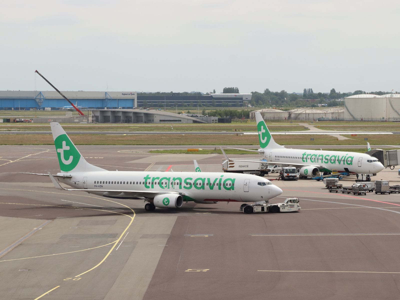 Transavia PH-HZN Boeing 737-8K2 Erstflug dieses Flugzeugs war am 14-03-2004. Flughafen Amsterdam Schiphol, Niederlande 03-06-2024.

Transavia PH-HZN Boeing 737-8K2 eerste vlucht van dit vliegtuig was op 14-03-2004. Luchthaven Schiphol 03-06-2024.