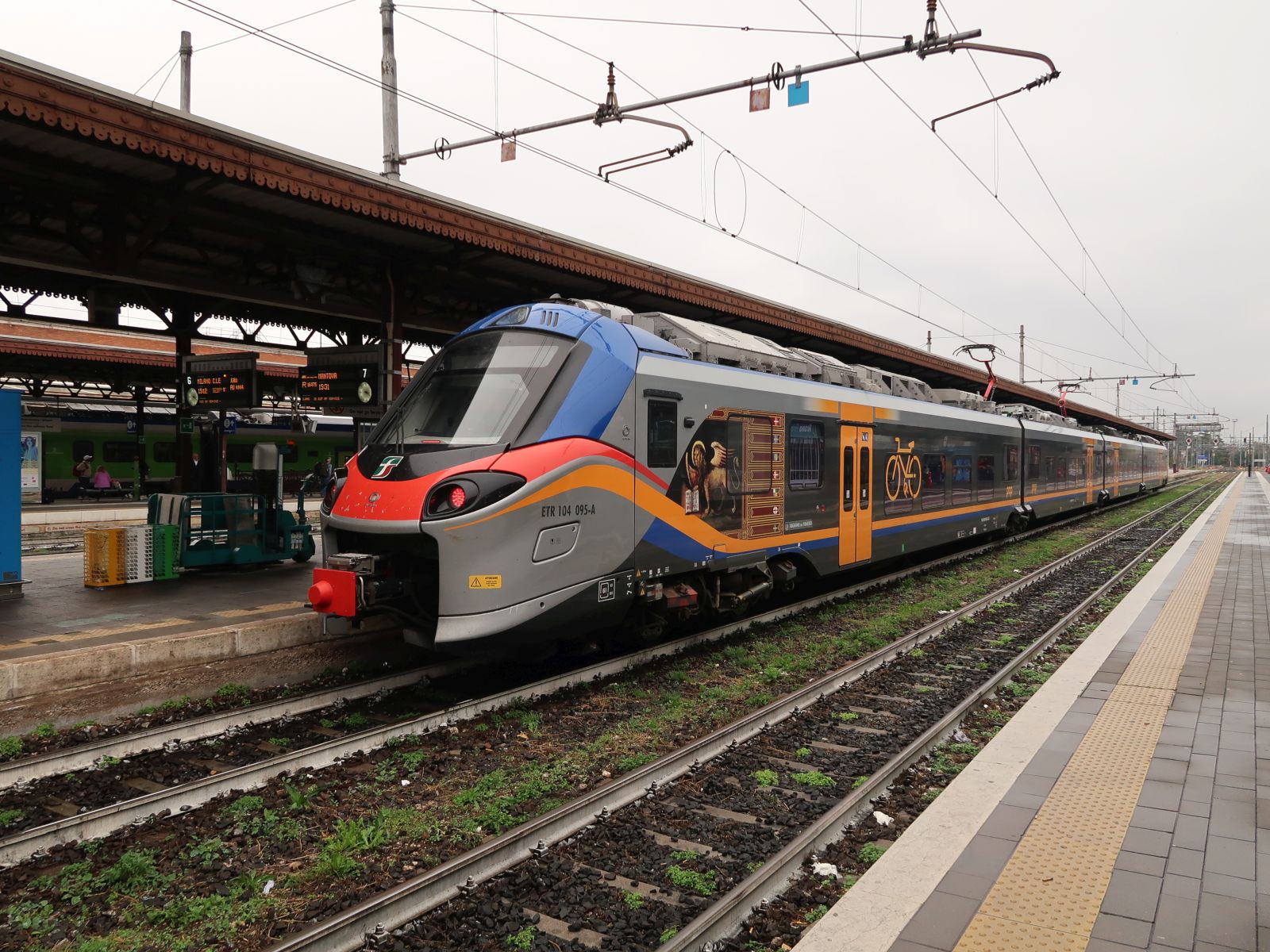 Treitalia Alstom Coradia Stream elektrisch Triebzug ETR 104 095 Bahnhof Verona Porta Nuova 21-10-2025.

Treitalia Alstom Coradia Stream elektrisch treinstel ETR 104 095 station Verona Porta Nuova 21-10-2025.