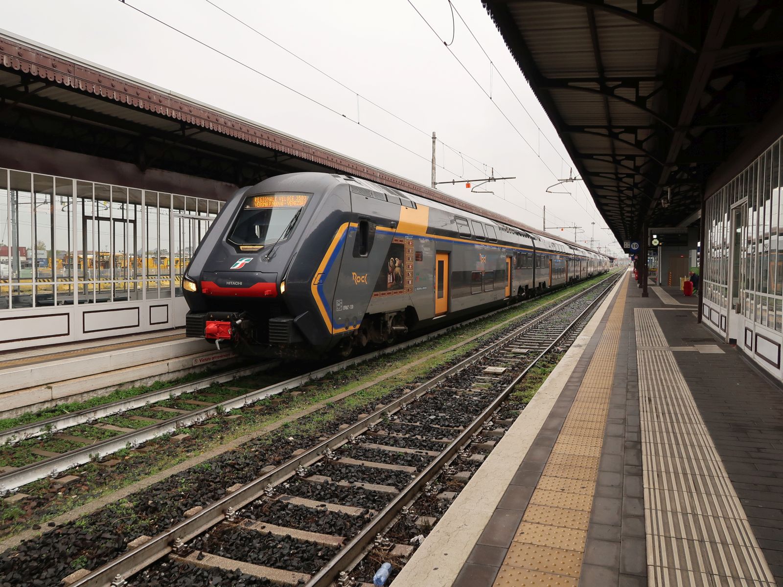 Trenitalia Rock Triebzug ETR 621-020 Bahnhof Verona Porta Nuova 21-10-2025.

Trenitalia Rock treinstel ETR 621-020 station Verona Porta Nuova 21-10-2025.
