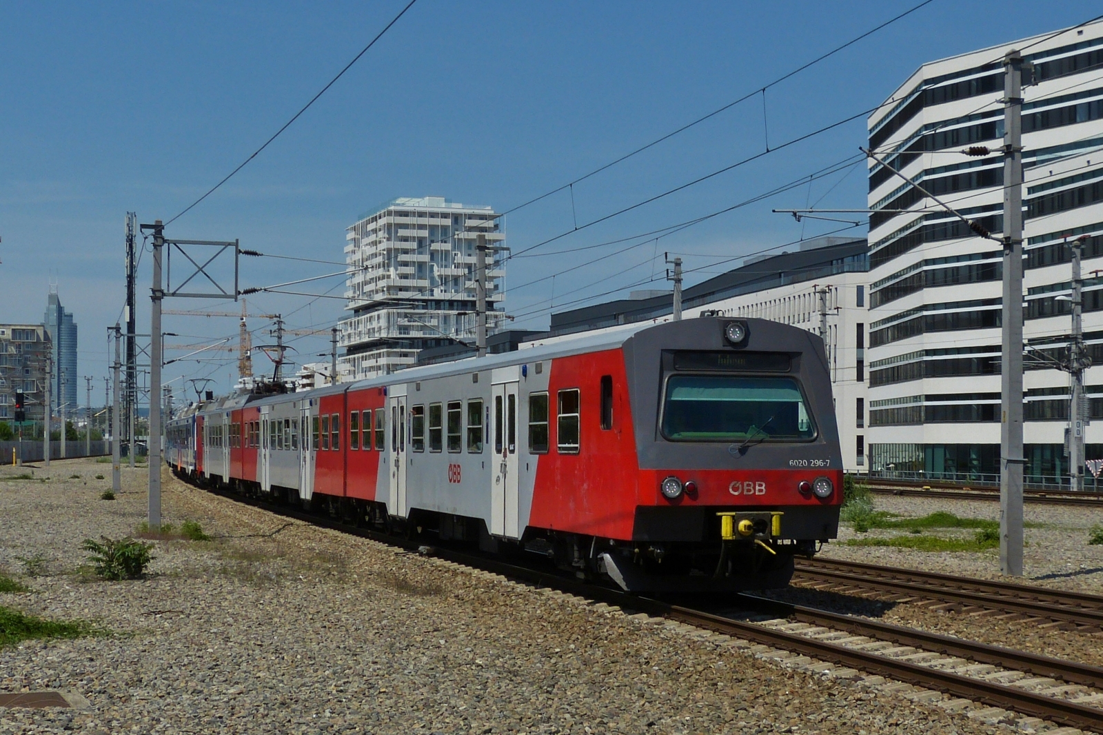 Triebzug Doppel 6020 296-7 und 6020 305-6 fahren als S-Bahn in den Bahnhof Wien Praterstern ein. 01.06.2023