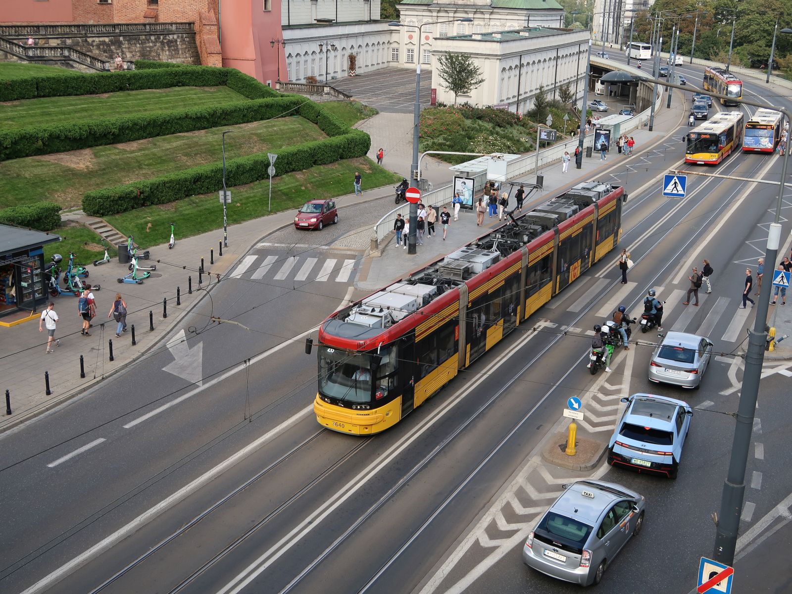 TW (Tramwaje Warszawskie sp. z o.o.) tram 3640 Pesa 128N Baujahr 2015 Haltestelle Stare Miasto 02  Aleja „Solidarności” Warschau 22-08-2025.

TW (Tramwaje Warszawskie sp. z o.o.) tram 3640 Pesa 128N bouwjaar 2015 halte Stare Miasto 02  Aleja „Solidarności” Warschau 22-08-2025.