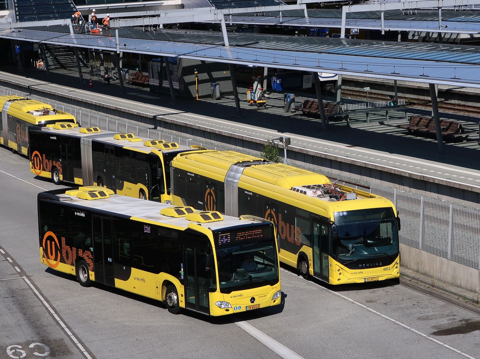 U-OV Bus 4018 Mercedes-Benz Citaro 12m Baujahr 2013 und U-OV Bus 4803 Heuliez GX 437 ELEC Linium Baujahr 2020. Utrecht Centraal Station 07-09-2023.

U-OV bus 4018 Mercedes-Benz Citaro 12m bouwjaar 2013 en U-OV bus 4803 Heuliez GX 437 ELEC Linium bouwjaar 2020. Busstation Utrecht CS 07-09-2023.