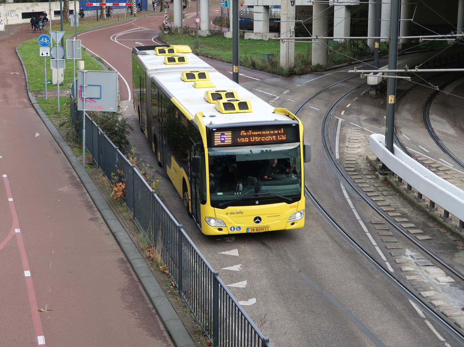 U-OV Bus 4116 Mercedes-Benz Citaro 18M Baujahr 2013. Smakkelaarsveld, Utrecht 17-11-2023.

U-OV bus 4116 Mercedes-Benz Citaro 18M bouwjaar 2013. Smakkelaarsveld, Utrecht 17-11-2023.