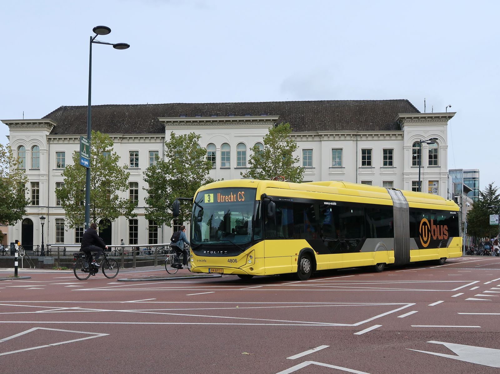 U-OV Bus 4806 Heuliez GX 437 ELEC Linium Baujahr 2020. Vredenburgknoop, Utrecht 08-10-2024.

U-OV bus 4806 Heuliez GX 437 ELEC Linium bouwjaar 2020. Vredenburgknoop, Utrecht 08-10-2024.