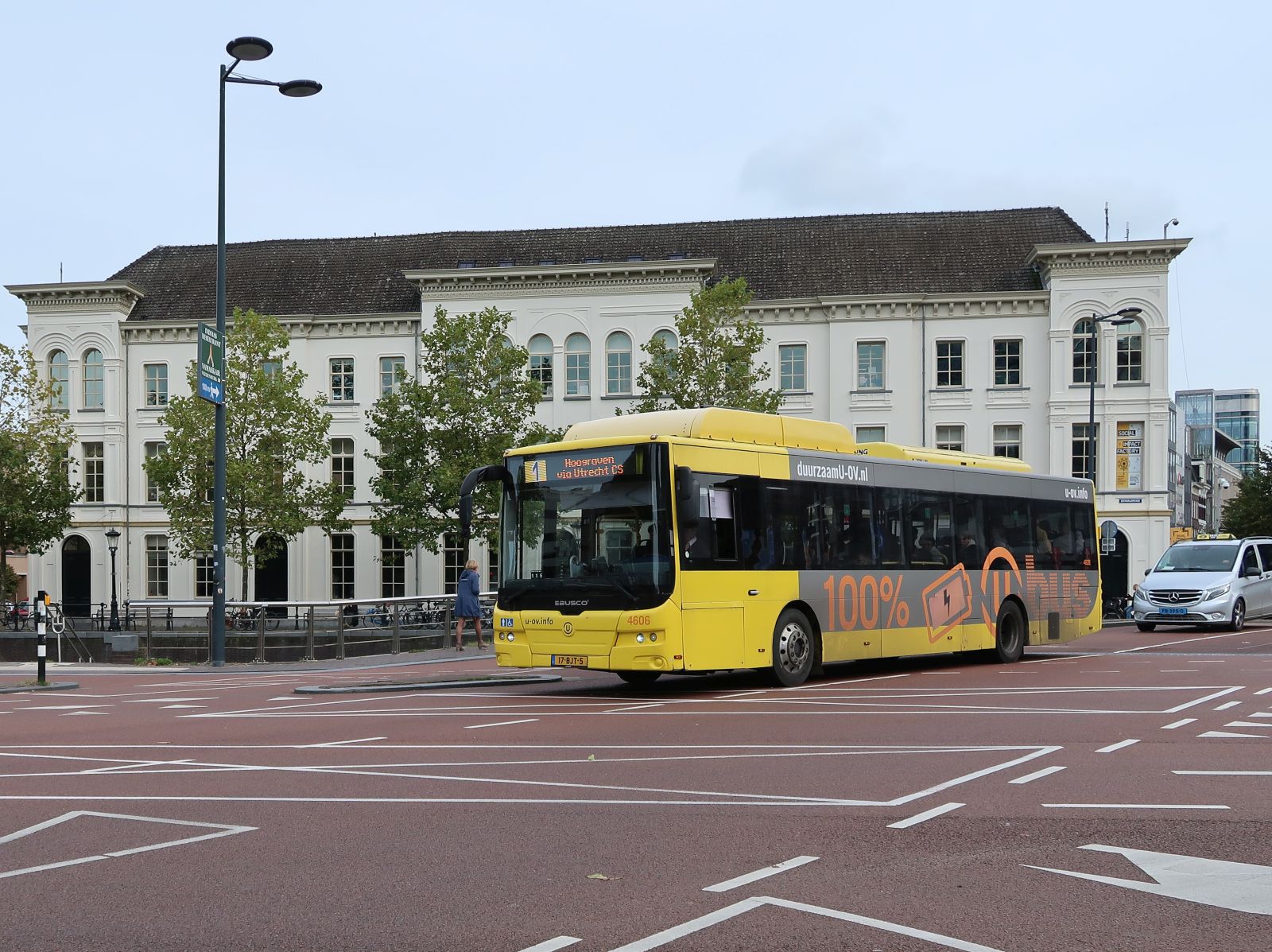 U-OV elektrische bus 4606 Ebusco 01 bouwjaar 2017. Vredenburgknoop, Utrecht 08-10-2024.

U-OV Elektrobus (vollelektrisch) 4606 Ebusco 01 Baujahr 2017. Vredenburgknoop, Utrecht 08-10-2024.

