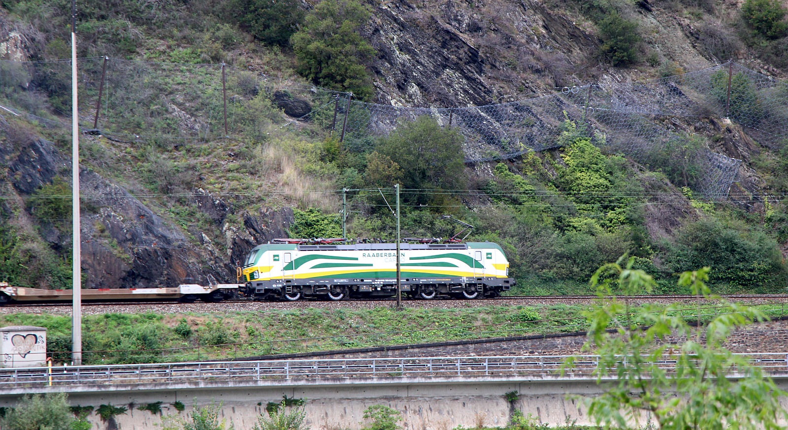 Unbekannter GYSEV Vectron unterwegs am Rhein bei Boppard. 13.09.2023