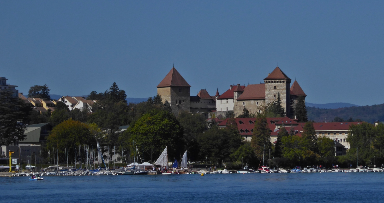 Unserer Rundfahrt auf dem See von Annecy geht dem Ende entgegen, nahe dem Anleger gibt es noch einen Blick auf das Schloss von Annecy und den Bootshafen. 09.2022