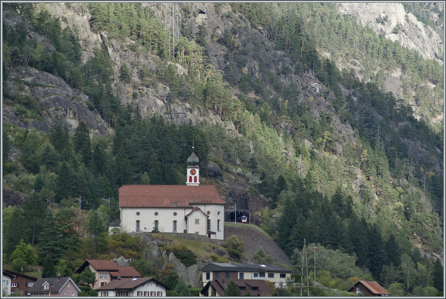 Unübersehbar: S Chiläli von Wassen / das bekannte Kirchlein von Wassen; etwas mehr Geschick braucht es, um dem RABe 526  Traverso  der als  Treno Gottardo  auf dem Weg nach Locarno ist zu entdecken. 

12. Okt. 2023