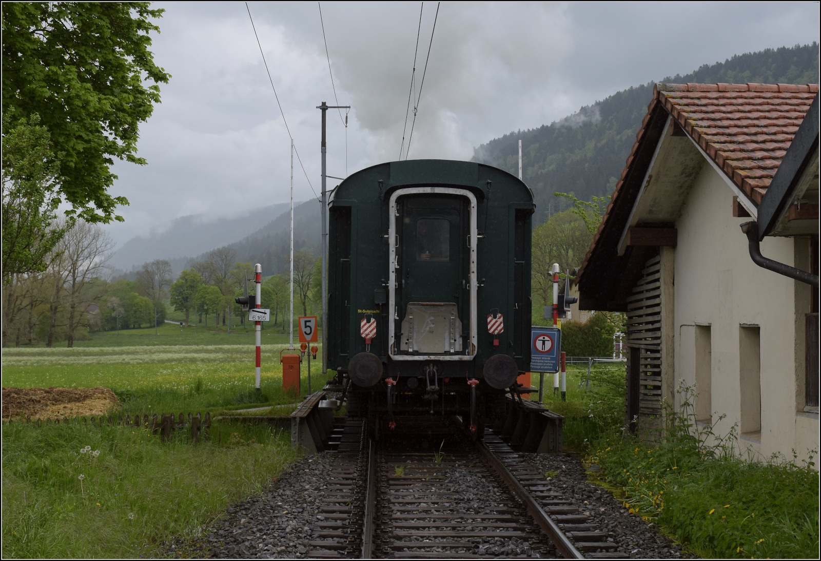 Vapeur Val-de-Travers: Train  Au fil de l'Areuse .

Zugschluss mit F4ü 11827 in Môtiers. Mai 2023.